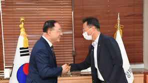 홍남기 “코로나 극복 대타협”…민주노총 위원장 “고용유지 중요”