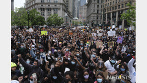 노인 밀치고, 흑인 여성 목 짓누르고…시위에도 끊이지 않는 美경찰 폭력
