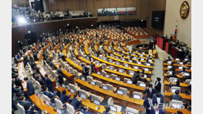 반쪽 개원 21대 국회…與 “협치하자” vs 통합당 “1당 독재”