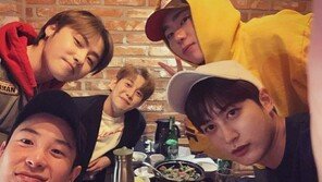 지코→박경, ‘오랜만이야’ 블락비 5인조 훈훈 인증샷