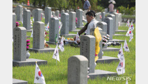 민주 “국민 모두가 영웅”…통합 “호국영령마저 편가르기”