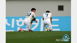 ‘이동국 멀티골’ 전북, 서울 4-1 대파하고 선두 탈환