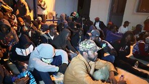 몰타, 유람선에 갇힌 지중해 난민 400명 입항허가