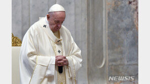 교황, ‘무릎꿇기 시위’ 동참 美신부에 전화해 격려