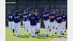 “양키스·다저스 선수단 연봉 1억달러 삭감 가능”