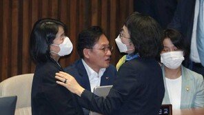 김진애 “윤미향 정면 사진 안찍히게 방향 틀어줬다”