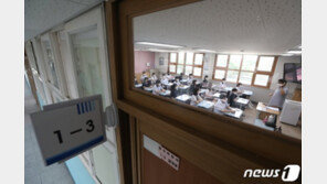 ‘99일만 첫 등교’ 중1 맞은 선생님들 “반가워 잘부탁해” 손팻말