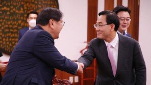 상임위 담판 앞두고 설전…민주 “골든타임” vs 통합 “선전포고”