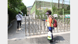 ‘롯데월드 방문’ 원묵고 학생 확진에…인근 13개 학교 등교수업 중단
