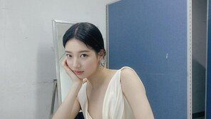 수지, 순백 드레스로 완성한 여신 비주얼…섹시미까지