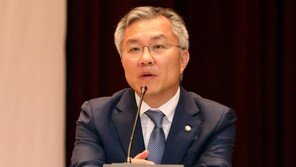 최강욱 첫 법안은 ‘국회의원 소환법’…민주화운동 부정하면 파면