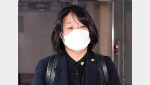 윤미향, 취재진 향해 “나 죽는 모습 찍으려고 기다리나”