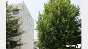 ‘KBS 여자화장실 몰카’ 개그맨 자택 압수수색…경찰 “포렌식 중”