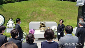 국회 첫 女부의장 김상희, 이희호 여사 묘역 참배