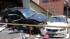 80대 운전 승용차 마트 직원 휴게소 돌진…5명 중경상