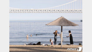 30도 무더위에 평일 해운대·광안리도 바쁘다…마스크 실종자 많아