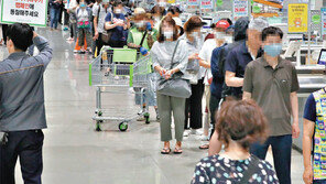 일회용 마스크 사려고 줄선 시민들