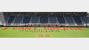 “숨을 못 쉬겠다”… 美 워싱턴 축구장에 플로이드 추모 문구