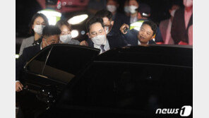 특수통 검사 8명 vs 전관 변호사 10여명