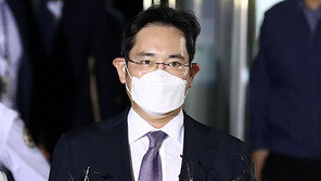 구속 위기 넘긴 이재용, 곧바로 업무 복귀…밀린 현안 수두룩 