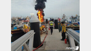 대천항 부두 정박 어선 폭발하며 불…2명 부상