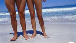 ‘옷은 벗고 마스크만’…코로나가 가져온 누드비치 풍경