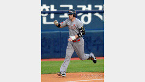 전설의 홈런타자들 소환한 SK 로맥의 잠실구장 장외홈런