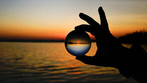 '미래 먹거리 중 하나인데...' 국내 렌즈 광학 산업이 위협받고 있다