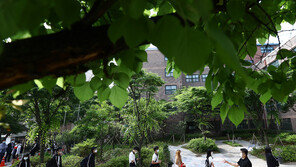 “한국, 거리두기 없었으면 인구 70% 감염됐을 것”