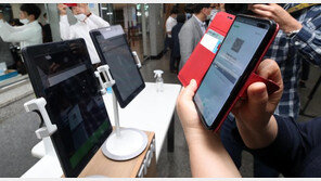 오늘부터 클럽·노래방 가려면 QR코드 찍어야…고위험 시설 의무화