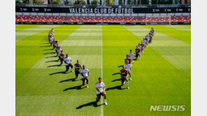 이강인, 소속팀의 인종차별 반대 ‘무릎꿇기’ 동참