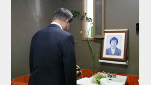 [청계천 옆 사진관]文대통령, ‘현직 대통령 처음’ 남영동 대공분실 찾아 박종철 열사 헌화