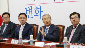 김종인, 중진회의 후 초선 오찬…좌클릭 행보 집안단속?