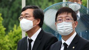 ‘유산다툼’ 김홍걸·홍업 형제…이희호 추도식선 침묵만