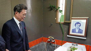 박종철 물고문 욕조에 얼굴 굳은 文대통령 “이곳 자체가 공포”