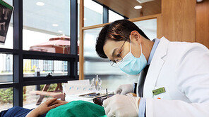 [건강 올레길] 임플란트 수명 늘리기 위한 치과 시술 전·후 주의사항과 관리법