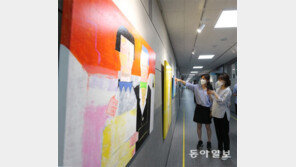 딱딱한 관공서가 작은 화랑으로