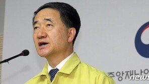 정부 “수도권 방역강화 무기한 연장…신규 확진 한 자릿수 될 때까지”