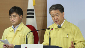 정부 “노래방 이어 수도권 학원·PC방도 QR코드 도입 의무화”