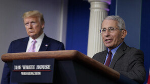 트럼프 유세 앞두고…파우치 “제발 마스크 써라”