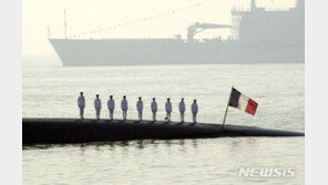프랑스 핵잠수함서 불…14시간 만에 진화 “핵사고 없었다”