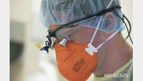 코로나 죽음 문턱서 회복된 美 남성, 치료비 13억 ‘폭탄 청구서’