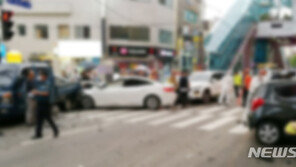 부산 좌회전하다 6중 충돌사고…4명 다쳐