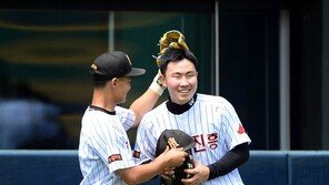 [포토] 김주홍 ‘싹쓸이 2루타 축하해!’