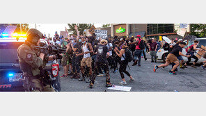 美시위 다시 번지나… 이번엔 백인 경찰 총에 흑인 사망