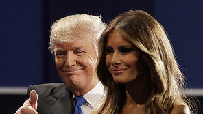 트럼프 머리 위에 앉은 멜라니아