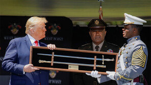 남북관계 냉담, 北위협엔 단호한 美