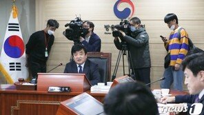 케이블 팔리고 ‘유튜브 천하’ 미디어 빅뱅인데…방통위는 ‘정치인 휴양지’