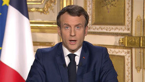 마크롱 佛대통령 “바이러스와의 첫 싸움 승리” 선언