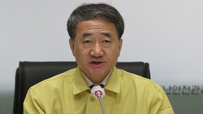 정부 “5월 이후 집단감염 27건 중 26건이 수도권…재유행 우려 커”